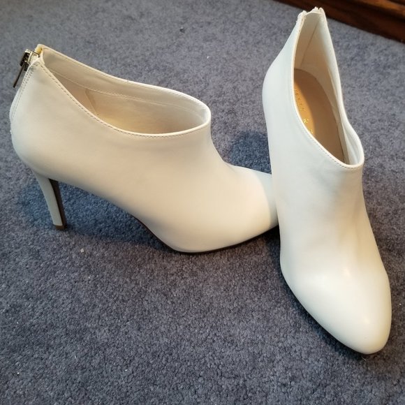 Elegant White Ankle Boots - Picture 1 of 3
